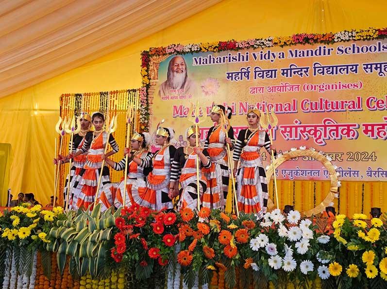 Development of knowledge retention capacity through Transcendental Meditation: Brahmachari Girish
The three-day Maharishi National Cultural Festival of Maharishi Vidya Mandir Group began in Bhopal. Brahmachari Girish Ji, Chairman of Maharishi Vidya Mandir School Group, said on this occasion that The students of Maharishi Vidya Mandir School are different from the students of other schools.