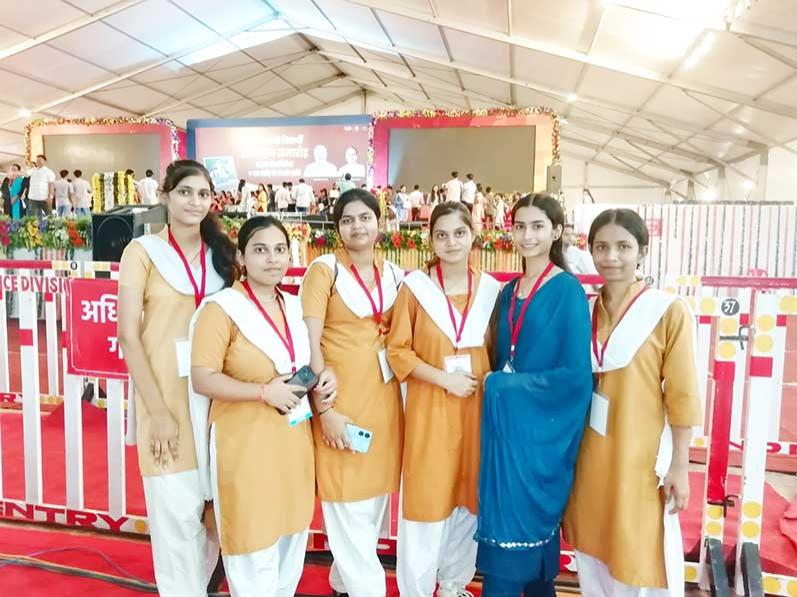 MVM Ayodhya Nagar Bhopal: Each of 15 students of Maharishi Vidya Mandir Ayodhya Nagar Bhopal received Rs. 25,000 cash award for laptop/ computer from honourable Chief Minister of Madhya Pradesh.