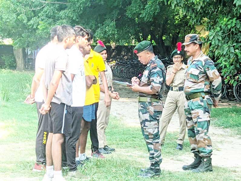 MVM Fatehpur: In Maharishi Vidya Mandir Vidyalaya Fatehpur, the senior division was recruited under the leadership of Col. Dinesh Pratap Singh. Recruitment was conducted in many schools of the district, in which a large number of students participated.