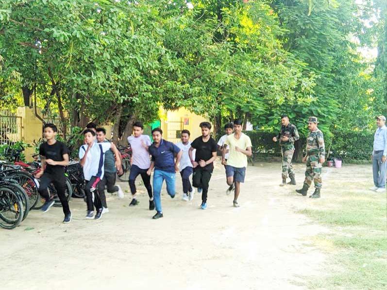 MVM Fatehpur: In Maharishi Vidya Mandir Vidyalaya Fatehpur, the senior division was recruited under the leadership of Col. Dinesh Pratap Singh. Recruitment was conducted in many schools of the district, in which a large number of students participated.