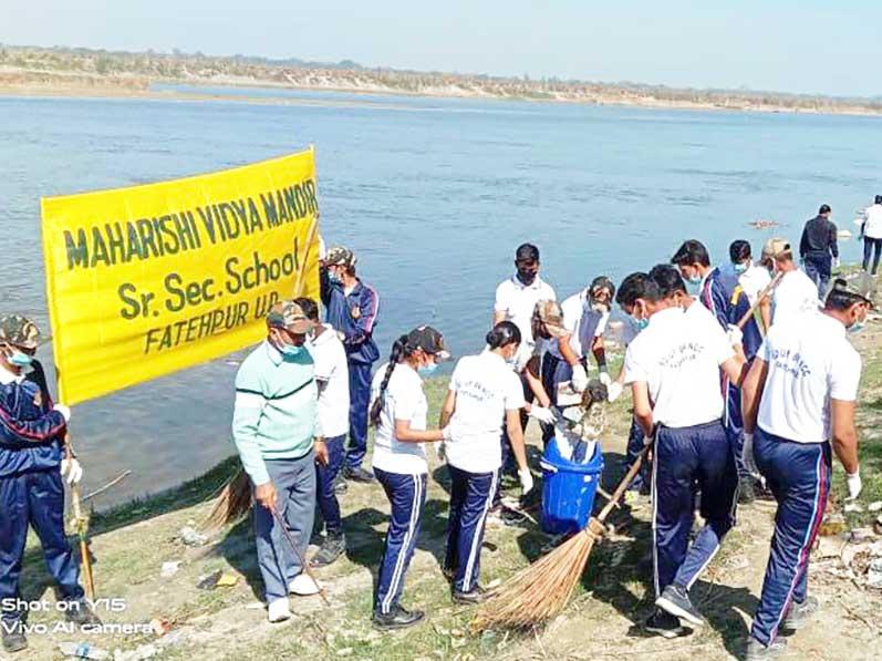 MVM Fatehpur: Under the leadership of Vipin Kumar Mishra, NCCTO of Maharishi Vidya Mandir, Fatehpur, a cleanliness drive was conducted under Puneet Sagar campaign. NCC students of Maharishi Vidya Mandir Senior Secondary School, Fatehpur actively participated in it.