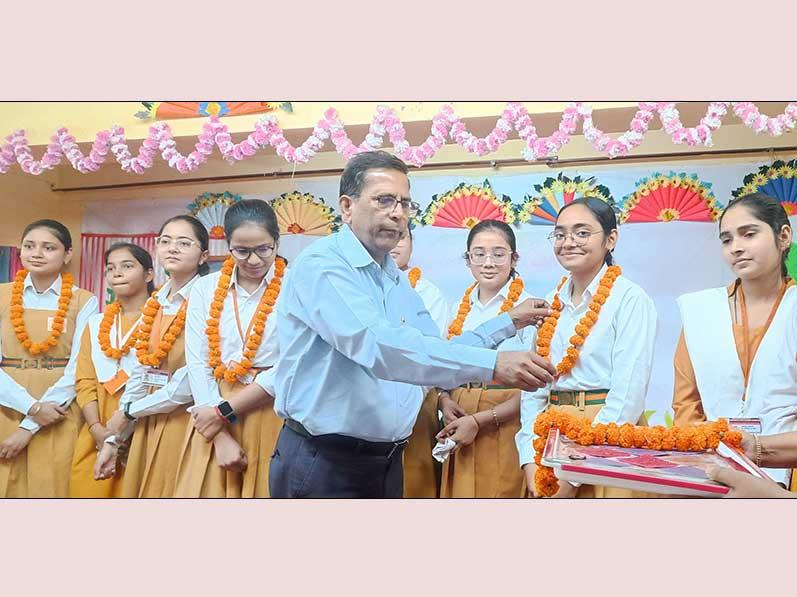Children of Maharishi Vidya Mandir Fatehpur were district toppers in the 12th and 10th board exams.
