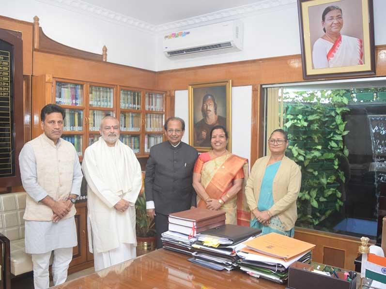 During the visit to Guwahati, Brahmachari Girish ji and delegation members also met Hon'ble Governor of Assam Prof. Jagdeesh Mukhi. Brahmachari Girish Ji has briefed him with all Maharishi Ji's world wide programmes and specially on TM and establishing large groups of TM Siddhi practitioners.

