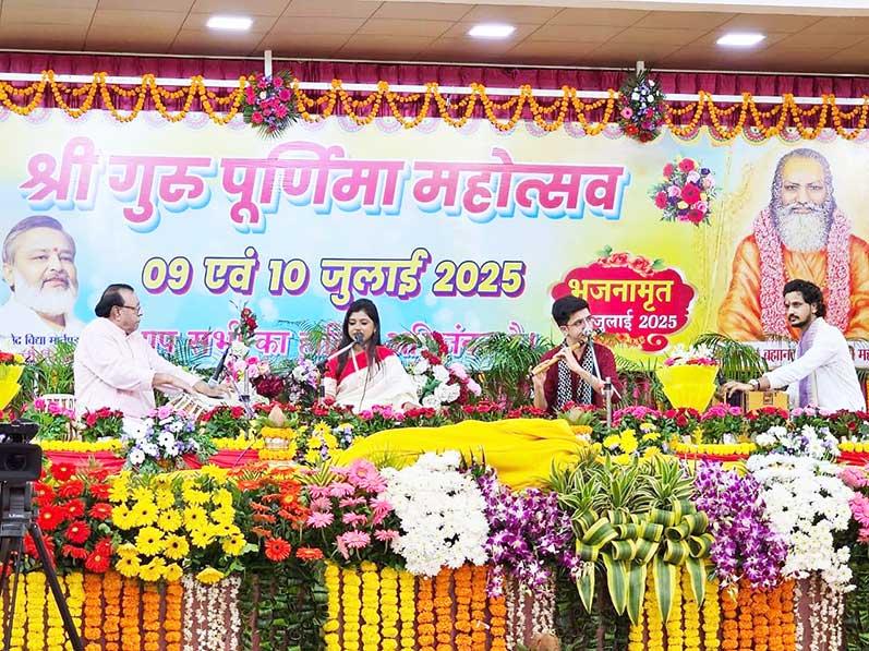Two-day Shri Guru Purnima Festival organized at Maharishi Mahesh Yogi Institute on 09 and 10 July 2025
The festival of Shri Guru Purnima is being celebrated with great pomp by all the workers and devotees in about 300 cities across India in Maharishi Institute. This festival is also being celebrated at Maharishi institutes in more than 100 countries at the international level. The main two-day festival has been organized in Maharishi Utsav Bhavan located at Gurudev Brahmanand Saraswati Ashram, Ward Chhan, Bhojpur Mandir Marg, Bhopal, the capital of the heartland of India, under the chairmanship of Ved Vidya Martand Brahmachari Girish Ji, head of Maharishi Institute.