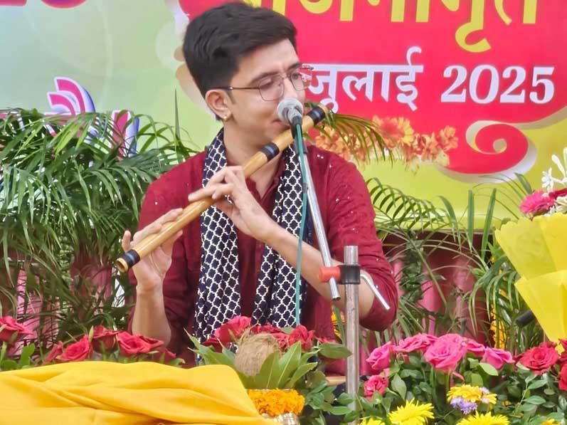 Two-day Shri Guru Purnima Festival organized at Maharishi Mahesh Yogi Institute on 09 and 10 July 2025
The festival of Shri Guru Purnima is being celebrated with great pomp by all the workers and devotees in about 300 cities across India in Maharishi Institute. This festival is also being celebrated at Maharishi institutes in more than 100 countries at the international level. The main two-day festival has been organized in Maharishi Utsav Bhavan located at Gurudev Brahmanand Saraswati Ashram, Ward Chhan, Bhojpur Mandir Marg, Bhopal, the capital of the heartland of India, under the chairmanship of Ved Vidya Martand Brahmachari Girish Ji, head of Maharishi Institute.