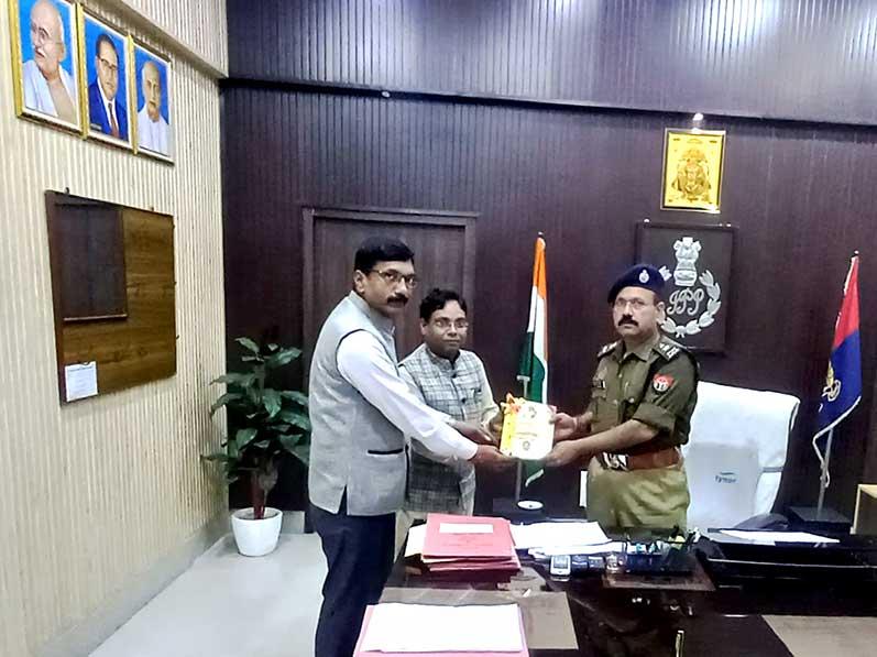 MVM Hardoi: Principal Maharishi Vidya Mandir Hardoi presented the book ''Brahmachari Girish under Divine Umbrella of His Holiness Maharishi Mahesh Yogi'' written by Honourable Chairman of Maharishi Vidya Mandir Group to Superintendent of Police Hardoi.
