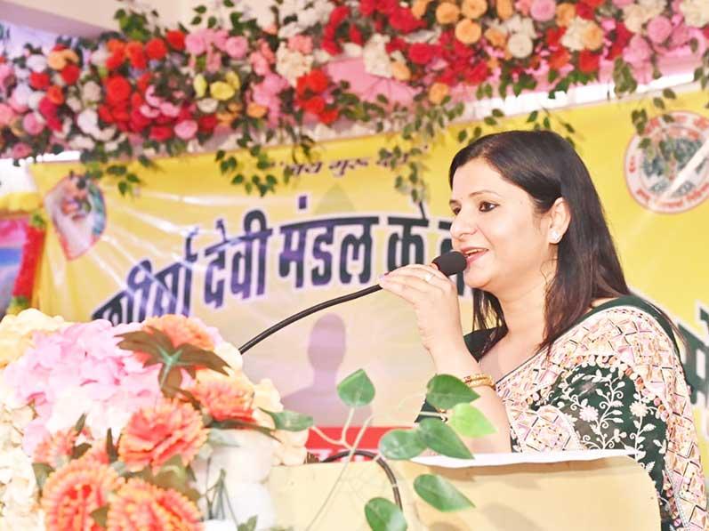 MVM Vijaynagar, Jabalpur : Principal Sneh Chaturvedi addressing the audience during Introductory lecture on TM meditation at MVM Vijaynagar, Jabalpur.
