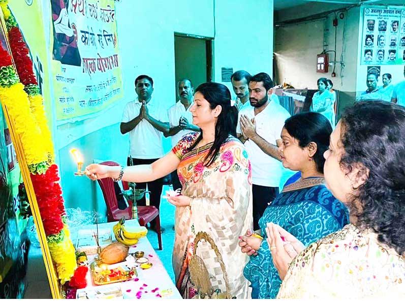 The TM initiation programme started with guru puja.