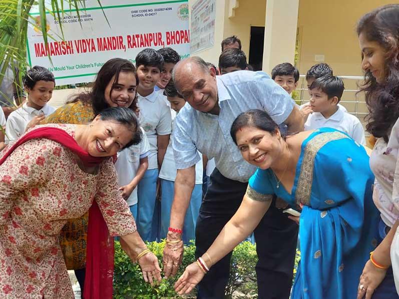 MVM Ratanpur: Mr S.Pal Managing director Vardhman textiles & industries, his wife along with his managing team and school principal of Maharishi Vidya Mandir Ratanpur did plantation and donation of fruits flowers oxygen giving plants at Maharishi Vidya Mandir Ratanpur.