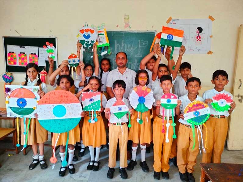 MVM Rustampur: Junior Kids of Maharishi Vidya Mandir Rustampur, Gorakhpur celebrated 77th Independence Day by making posters.