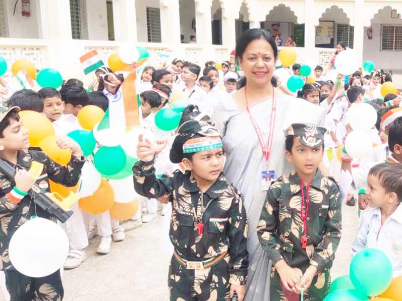MVM Shahdol: Nursery, LKG and UKG students have participated in a rally and various activities organized at Maharishi Vidya Mandir Shahdol on the eve of 77th Independence day.