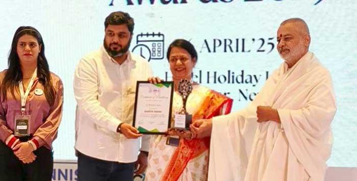 Dr. Bhavana Tiwari, Principal of Maharishi Vidya Mandir, Shahdol, was selected among India best principals and educationists by GSLC and was honoured by Brahmachari Girish Ji at a ceremony held in New Delhi.