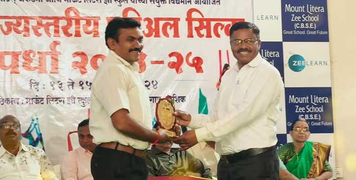 Shri Avinash U. Bhanak, Sports Teacher of MVM 
Yavatmal was  honoured  for the best umpire in 
2nd State Level Arial Sports, Nashik (M.H.)