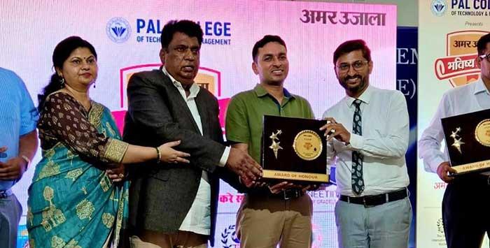 Shri Rakesh Gunwant, Principal  MVM Haldwani awarded by Sr. Superintendent of  Police Shri Prahlad Narayan Meena and Director of 
Education Dr. Anuj Agrawal for outstanding work in education field.