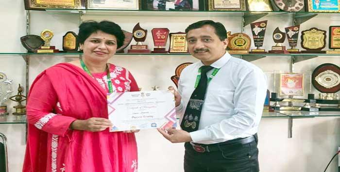 Smt. Mona Sharma, TGT of MVM Jammu got certificate and memento of recognition as peace envoy in recognition of outstanding contribution, dedicated service and facilitating harmony by Satyug Darshan Trust.